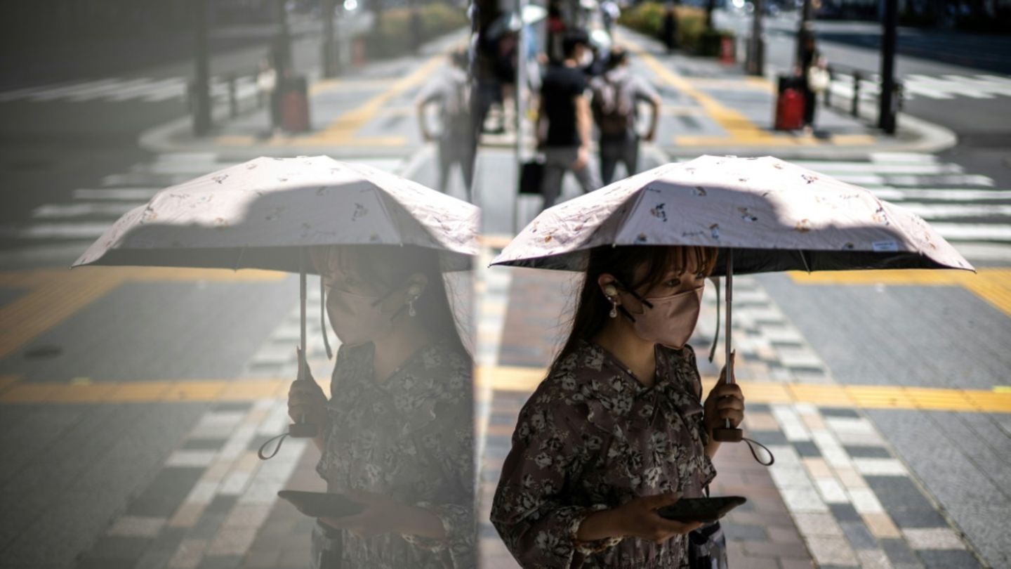 Sonnenschirm als Hitzeschutz in Tokio