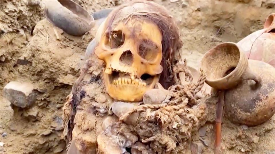 Bauarbeiter entdecken eine rund 900 Jahre alte Mumie