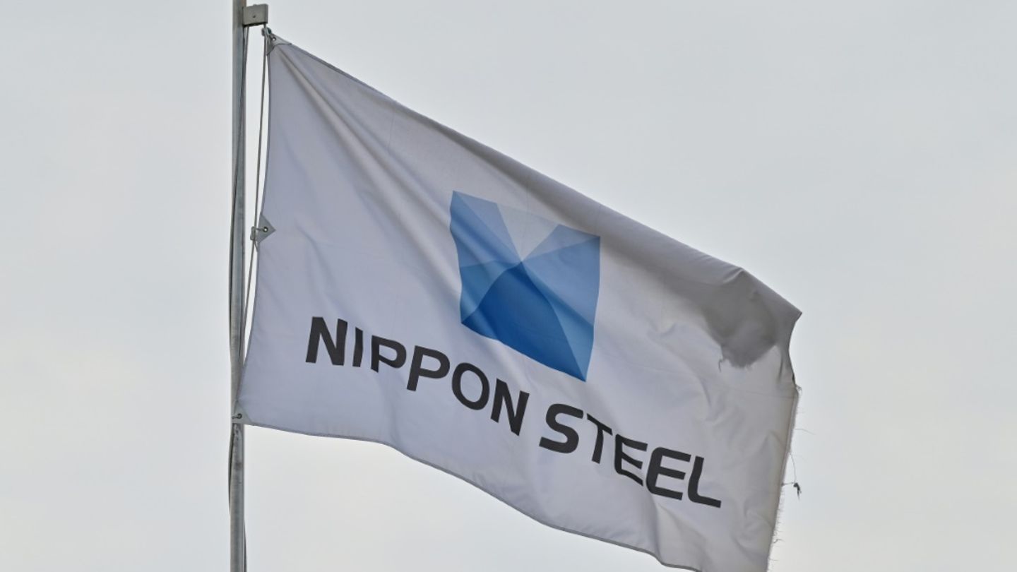 Logo von Nippon Steel auf einer Flagge