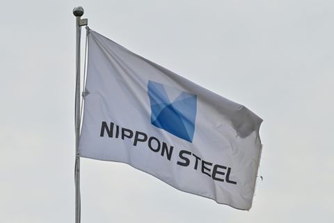 Logo von Nippon Steel auf einer Flagge