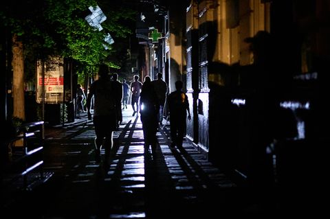 Blackout in Spanien am 28. April: In Granada beleuchteten Passanten den Weg mit Handys und Taschenlampen