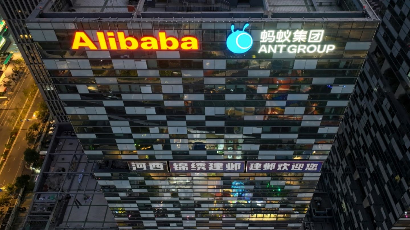 Alibaba-Logo auf einem Hochhaus in Nanjing