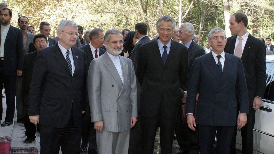 European crisis diplomacy in Iran: Foreign Minister Joschka Fischer (left) in Tehran in October 2003. Next to him (from left to right): Iran's then Foreign Minister Kamal Charrazi, France Dominique de Villepin, and his British counterpart Jack Straw