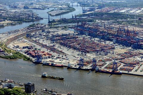 Hamburger Hafen mit Köhlbrandbrücke im Hintergrund