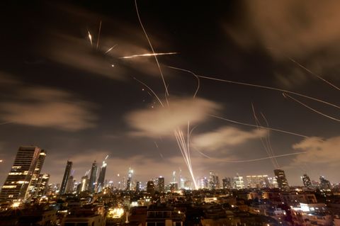 Israels Luftabwehr fängt über Tel Aviv Raketen ab