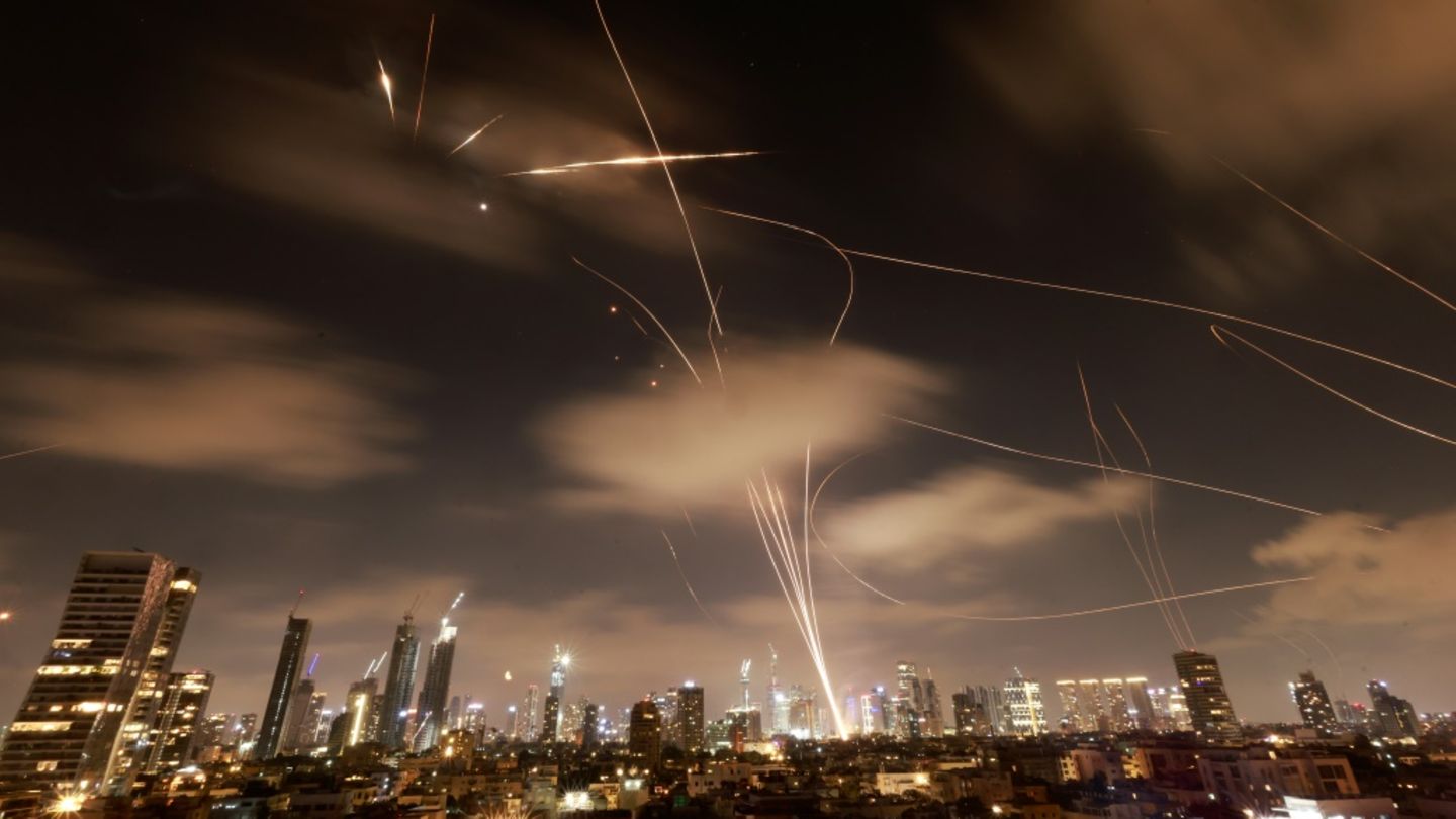 Israels Luftabwehr fängt über Tel Aviv Raketen ab