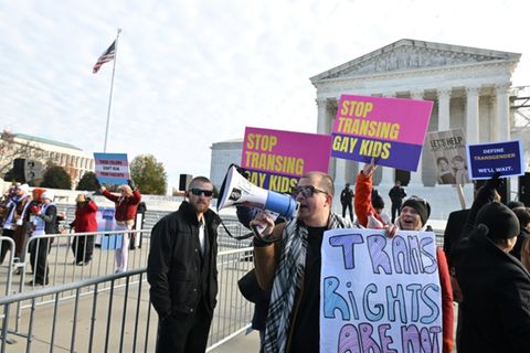 Demos für und gegen Transrechte vor dem Supreme Court