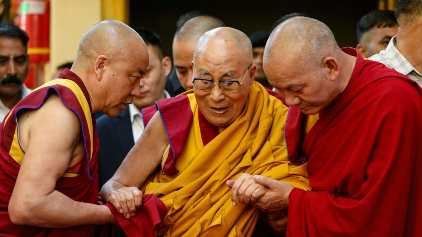 Der Dalai Lama (Mitte)