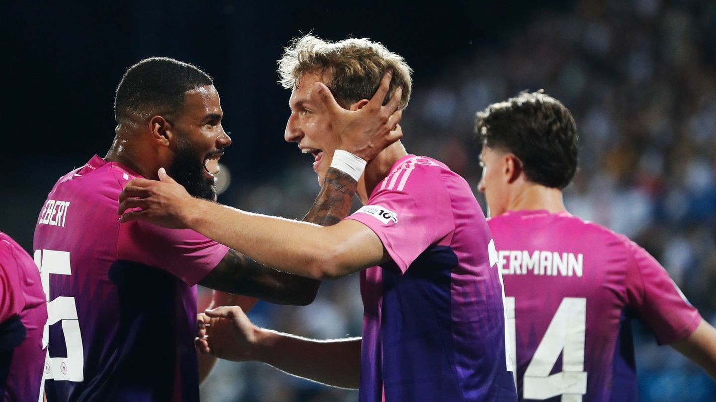 Football European Championship: U21 wins after mega rotation-quarter-finals against Italy