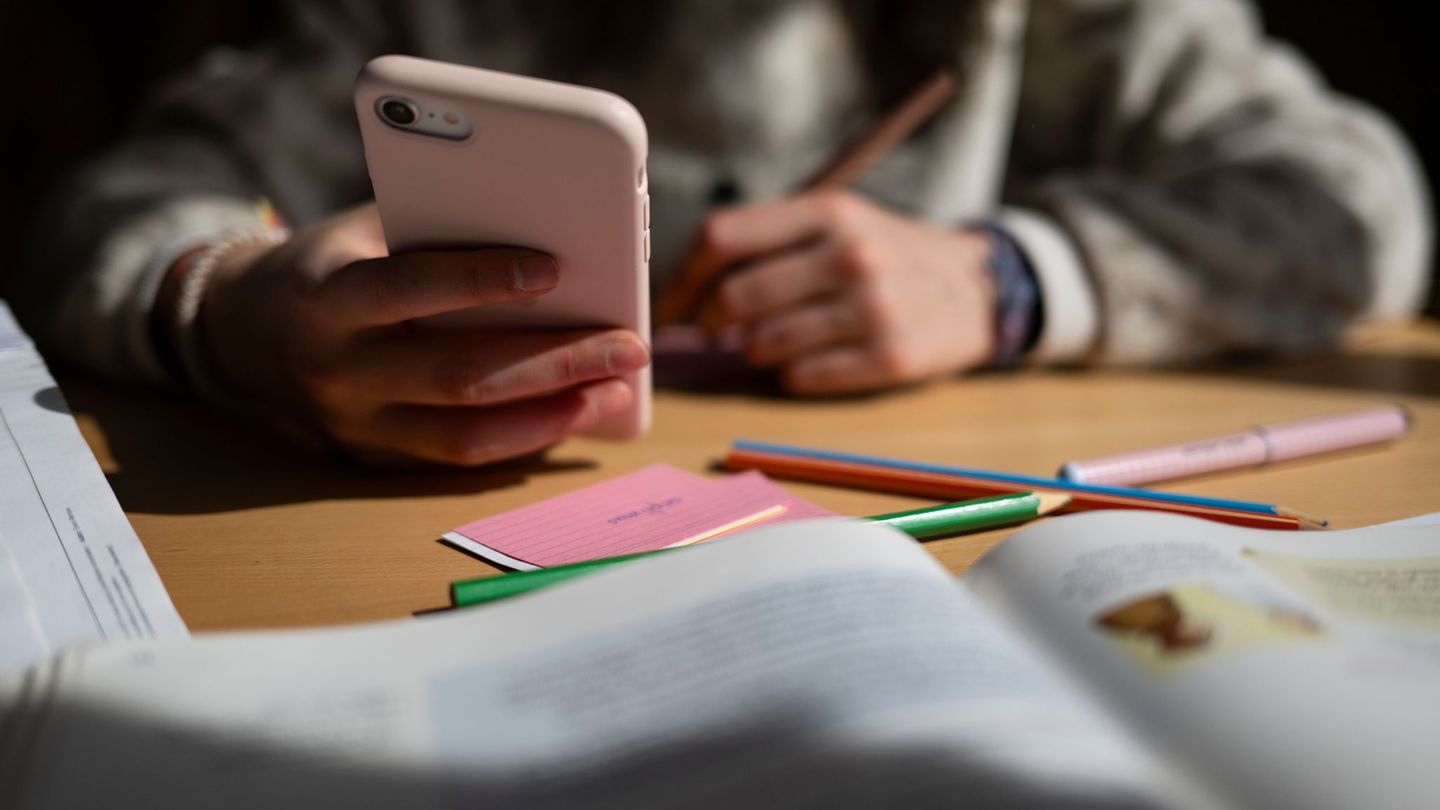 Survey: Majority for restriction of private cell phone use in schools