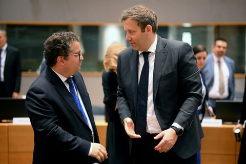 Finanzminister Klinbeil (r.) mit portugiesischem Kollegen Sarmento im Mai in Brüssel