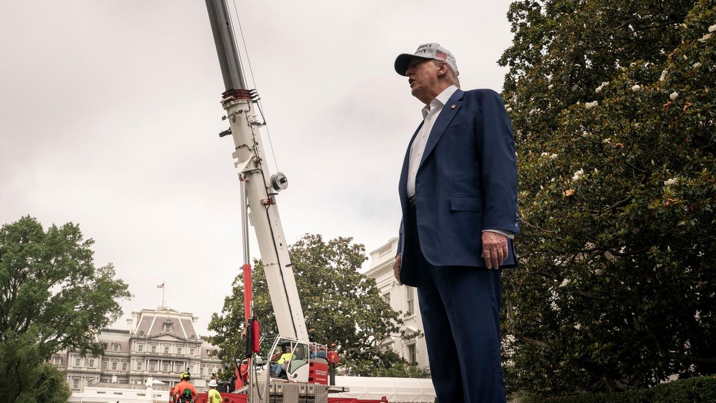 Trump presents “best flag masts in the world” in front of a white house