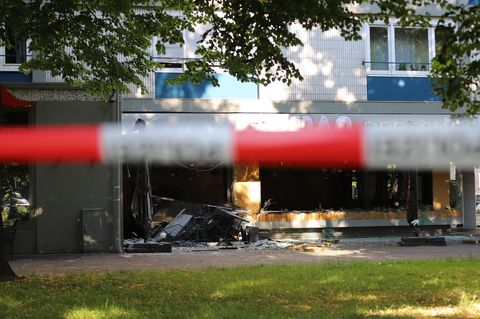 Ein Absperrband sichert den Bereich vor einem Kölner Restaurant