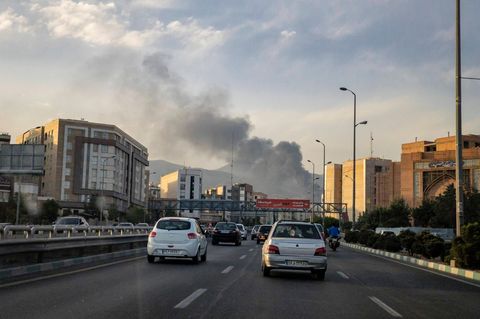 Rauch nach einem Militärangriff Israels auf ein Ziel in Teheran