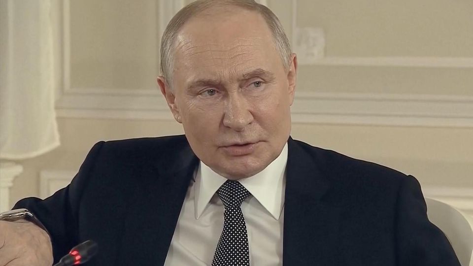 Nach Warnung an Deutschland: Putin äußert sich erstmals zu Kanzler Merz Putin beim Wirtschaftsforum in Sankt Petersburg