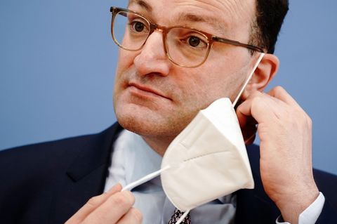 Jens Spahn, damals Bundesminister für Gesundheit, nimmt auf einer Pressekonferenz im Jahr 2021 seine FFP2-Maske ab