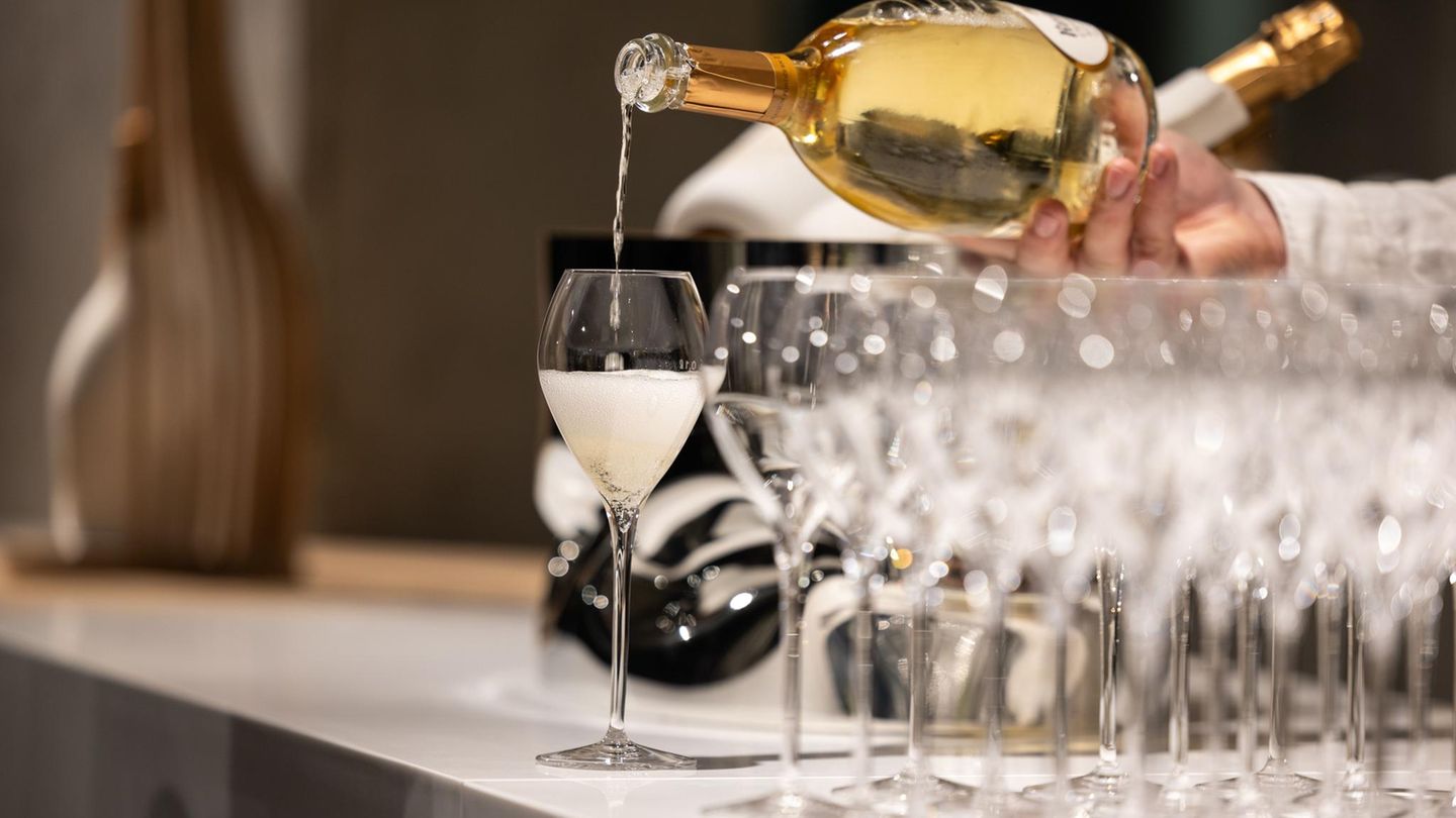 Die Vorwürfe könnten den Genuss von Champagner trüben (Symbolbild)