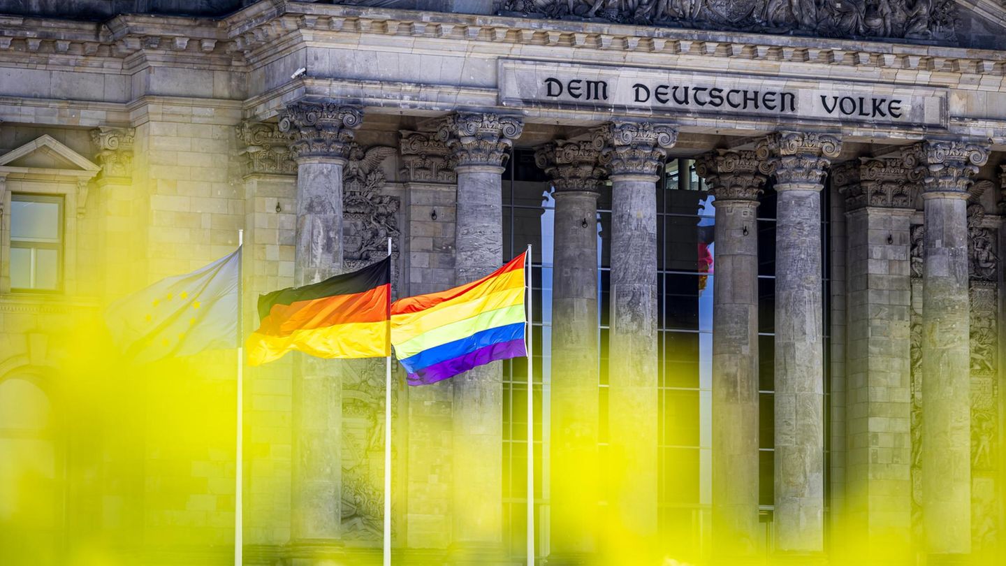 Bundestag dispenses with rainbow flag: a fatal mistake!