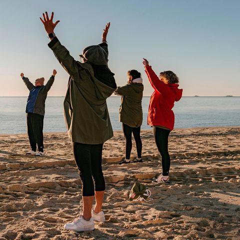 Atemtherapie mit Ausblick: Long-Covid-Patienten machen Gymnastikübungen am Strand von Wyk