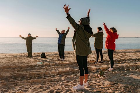 Atemtherapie mit Ausblick: Long-Covid-Patienten machen Gymnastikübungen am Strand von Wyk