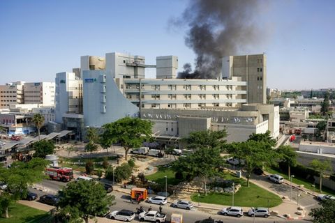 Rauch über Soroka-Krankenhaus in Beerscheba