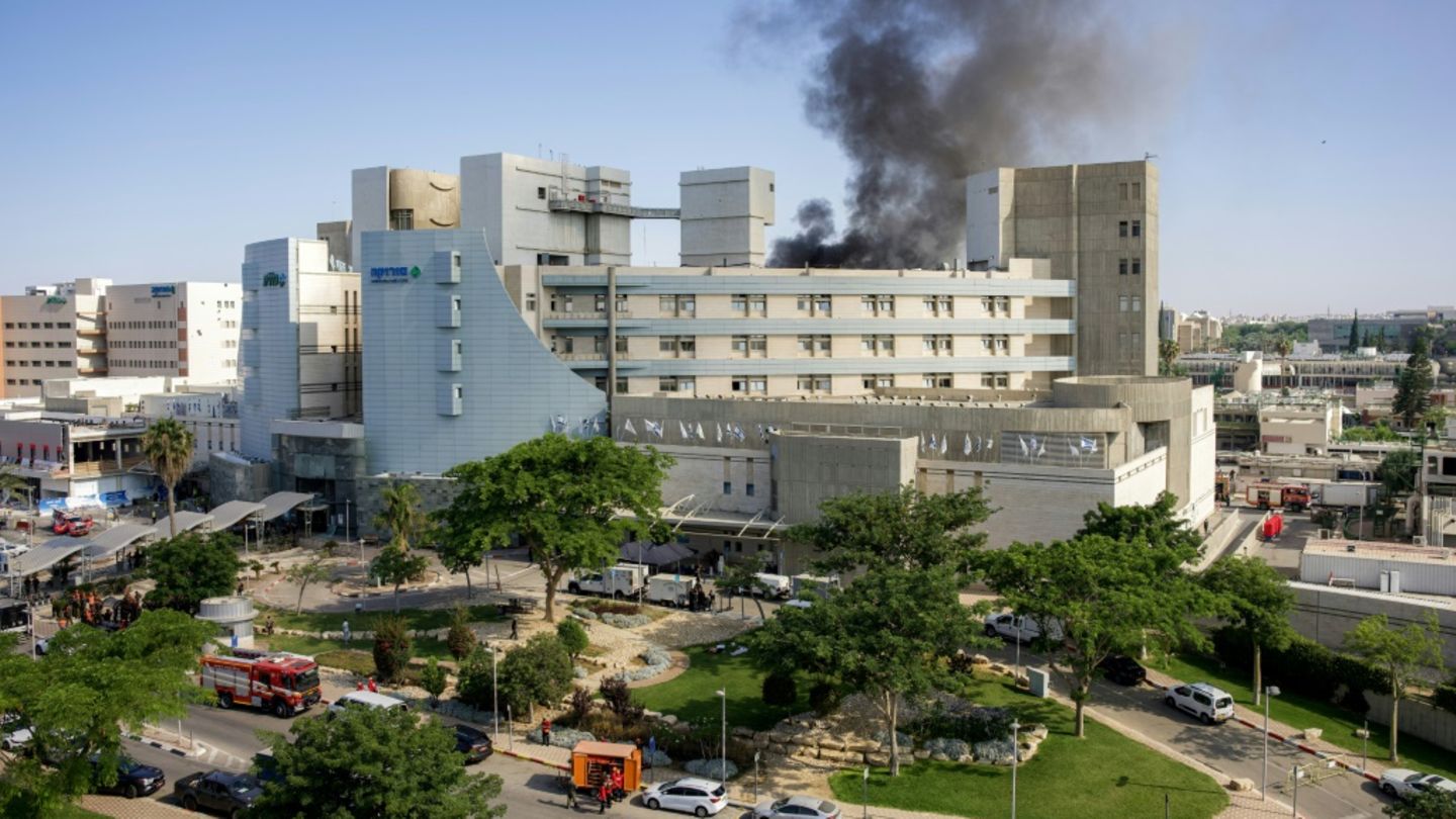 Rauch über Soroka-Krankenhaus in Beerscheba