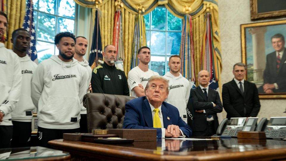 "Könnte eine Frau in eurem Team spielen?" Trump überrascht mit absurder Frage "Könnte eine Frau in eurem Team spielen?" Trump überrascht mit absurder Frage
