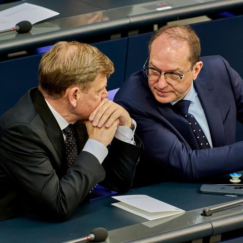 Innenminister Alexander Dobrindt und Außenminister Johann Wadephul sitzen im Deutschen Bundestag