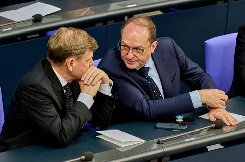 Innenminister Alexander Dobrindt und Außenminister Johann Wadephul sitzen im Deutschen Bundestag
