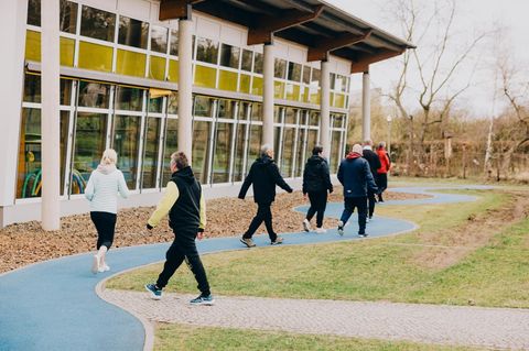 Ein Walking-Treff vor dem Klinikgebäude der Reha