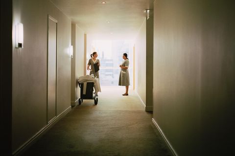 Reinigungspersonal steht im Hotelflur