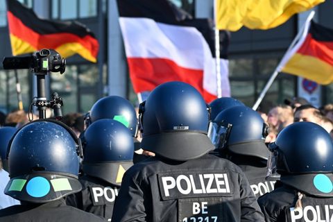 Polizei bei rechtsextremer Demonstration in Berlin