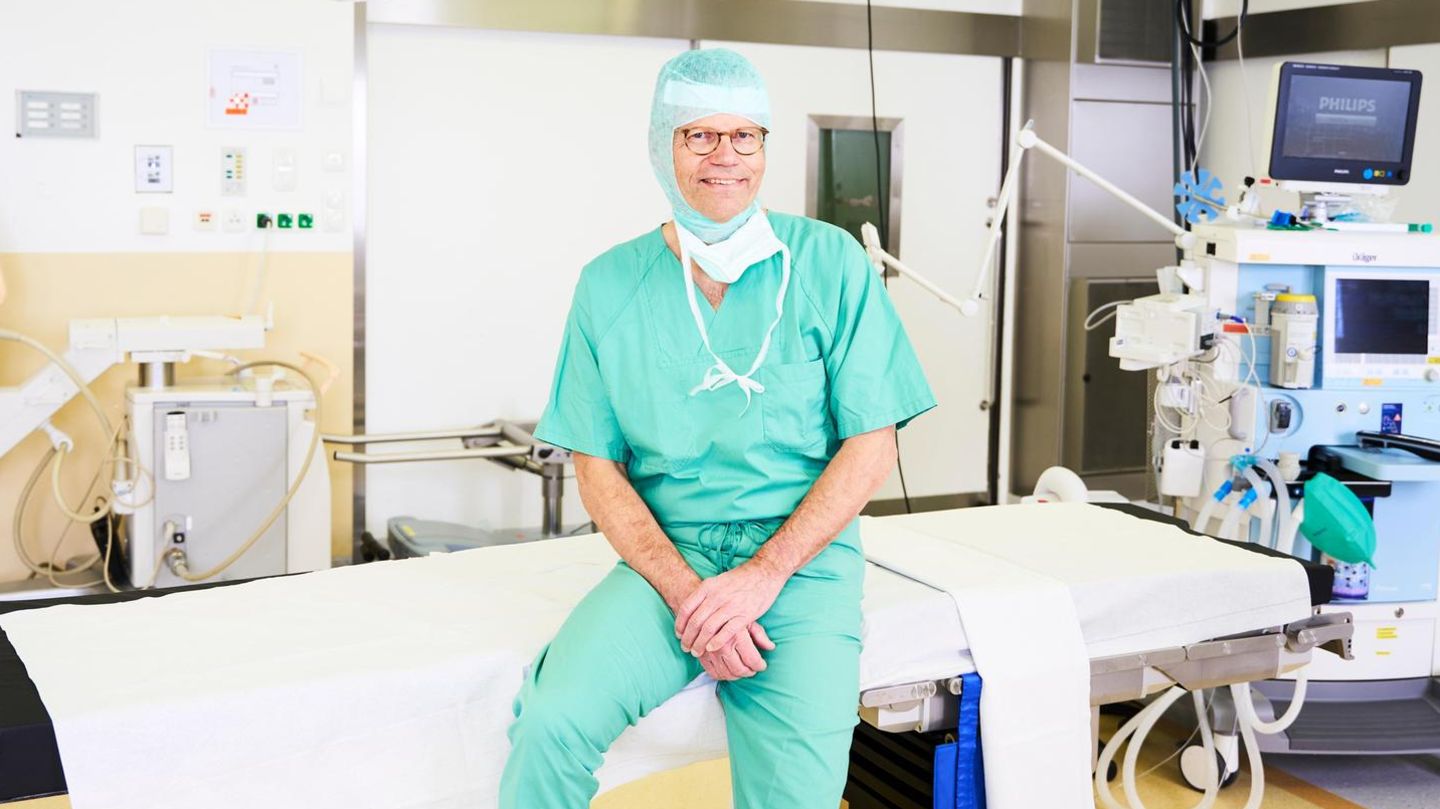 Orthopäde Holger Haas sitzt auf dem OP-Tisch