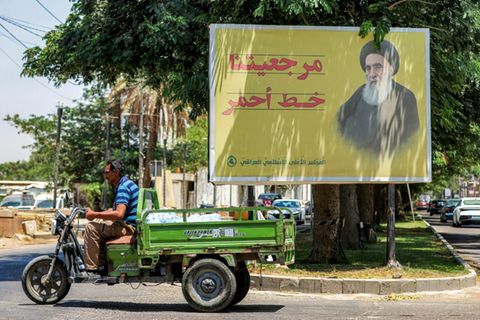 Ein Plakat mit Ayatollah Ali Sistani in Bagdad