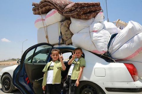 Zwei Flüchtlingskinder vor der Rückkehr nach Syrien
