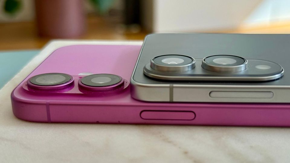 Ein Samsung Galaxy S25 Edge liegt auf einem iPhone 16