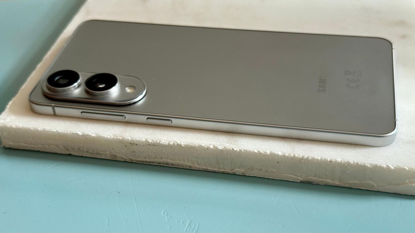Das Samsung Galaxy S25 Edge auf einer Marmorplatte