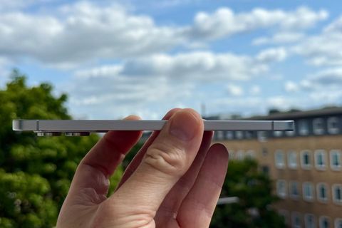 Ein Samsung Galaxy S25 Edge wird hochgehalten