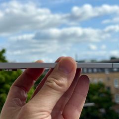Ein Samsung Galaxy S25 Edge wird hochgehalten