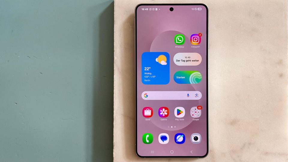 Das Samsung Galaxy S25 Edge liegt auf euiner Marmorplatte