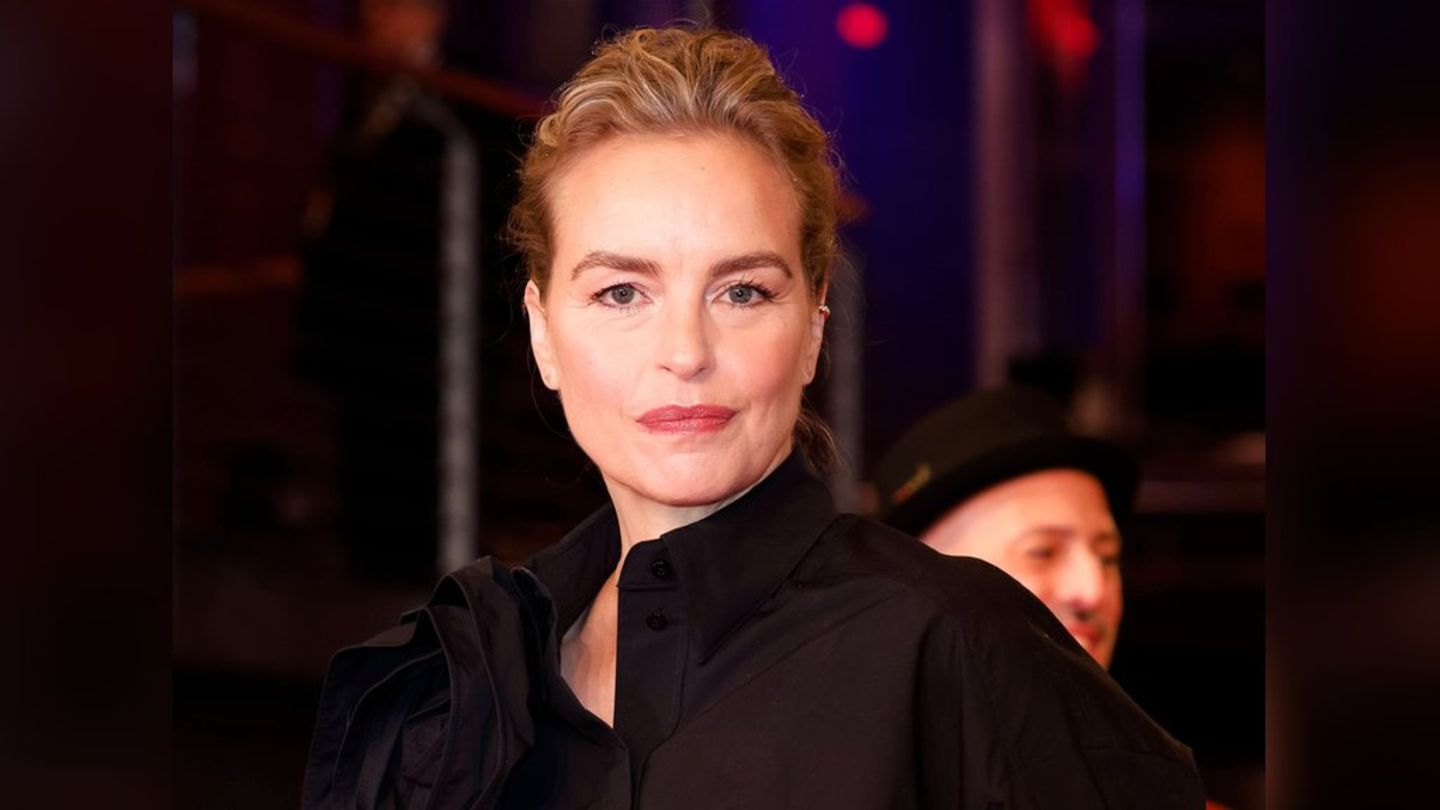 Interview with Nina Hoss on “Zikaden”: “The point of dying is a good one” Interview with Nina Hoss on “Zikaden”: “The point of dying is a good one”