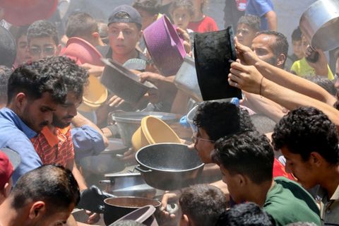 Palästinenser im Gazastreifen bei Essensausabe
