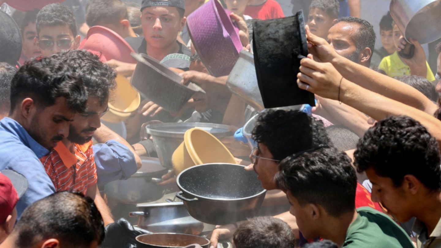 Palästinenser im Gazastreifen bei Essensausabe