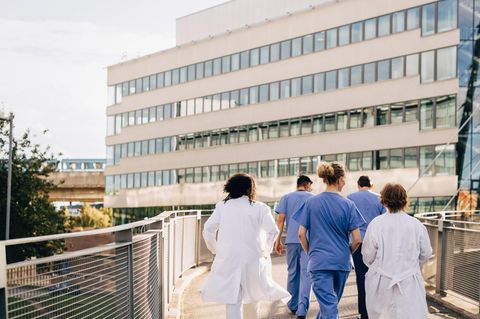 Der Weg zur Klinik-Liste: Medizinisches Personal vor einem Krankenhaus