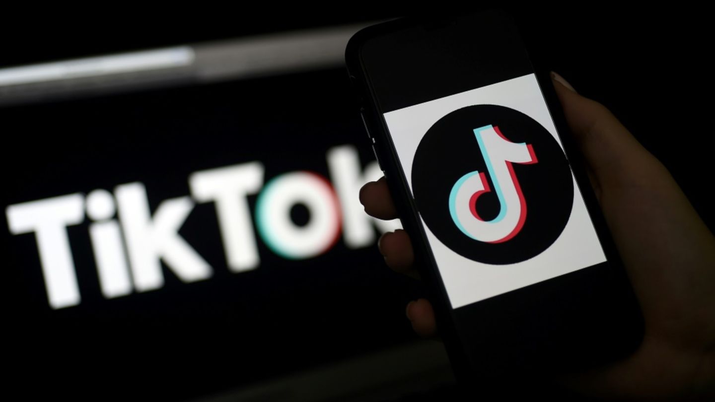Trump, tiktok satışı için yenilenen uzantı için DETET'i işaret ediyor