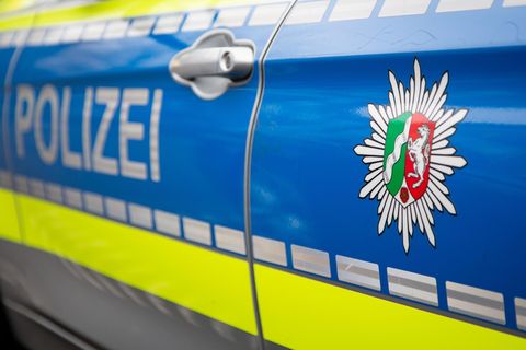 Ein Polizeiwagen mit dem Wappen von Nordrhein-Westfalen