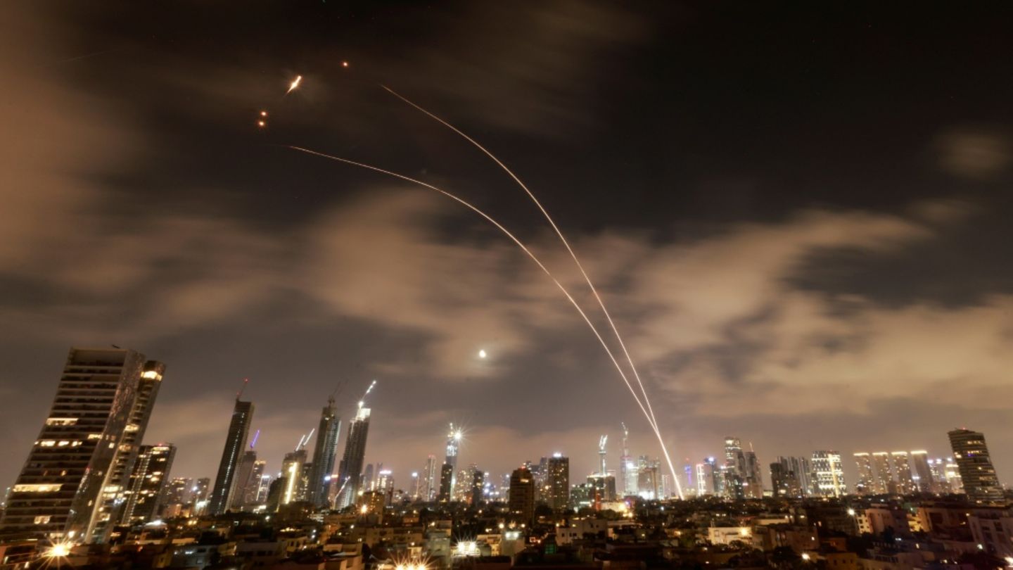 Luftabwehr fängt iranische Raketen über Tel Aviv ab