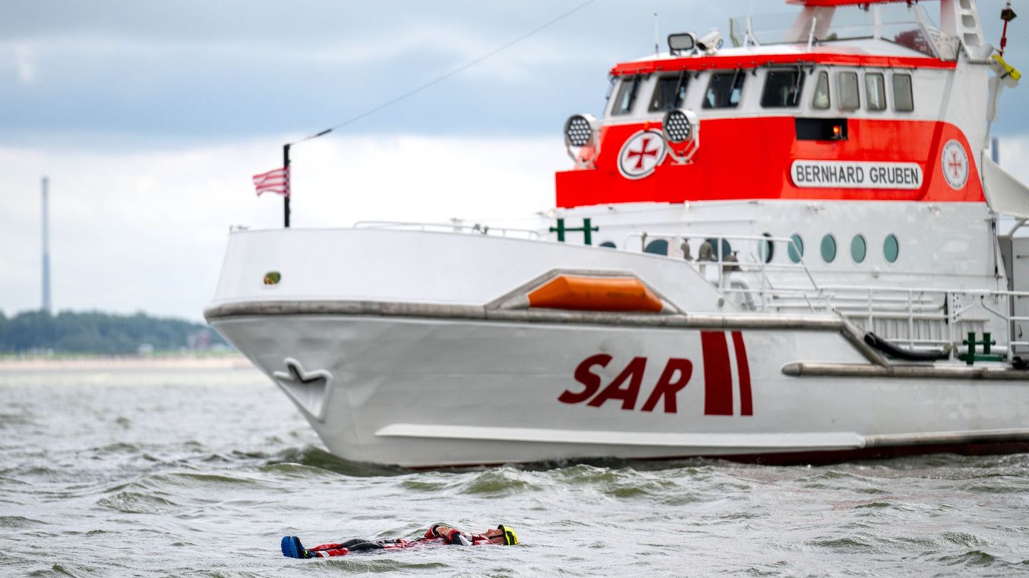 Segeljacht-in-Brand-Seenotretter-bergen-Seglerpaar-von-brennender-Jacht