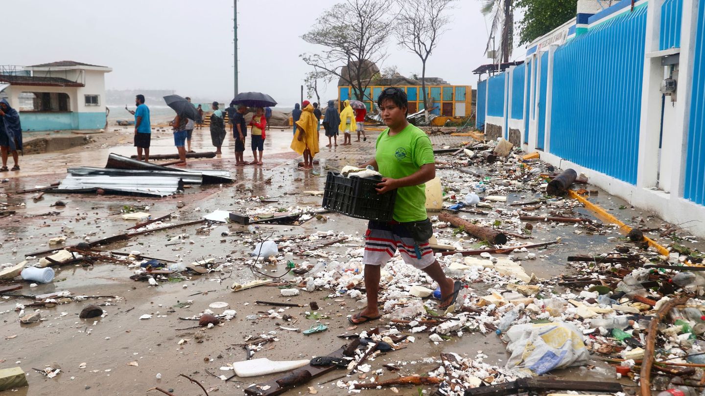 Unwetter-Hurrikan-Erick-verliert-ber-Mexiko-an-Kraft