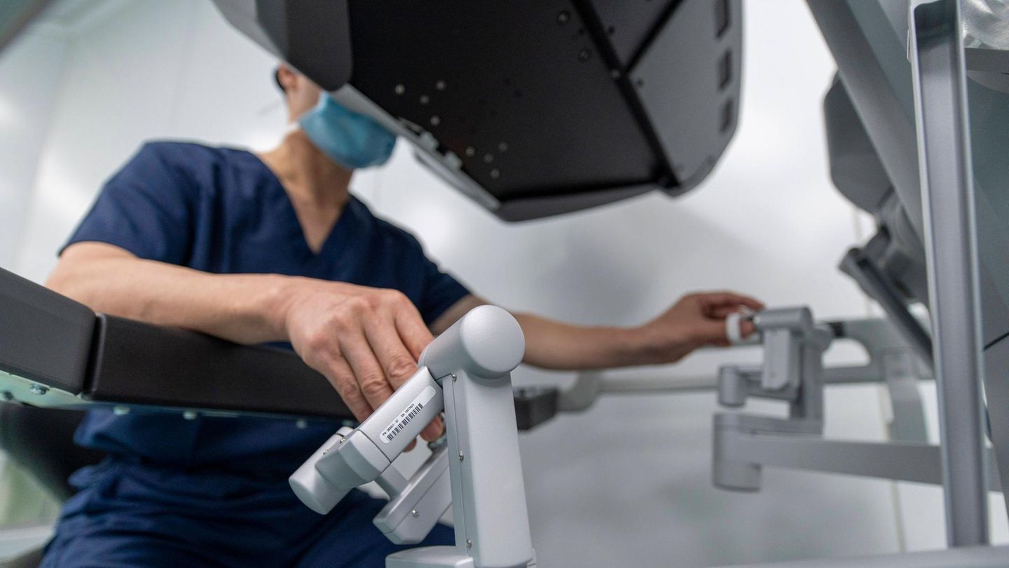 Doctor carries out cancer surgery in Angola-from 11,000 kilometers